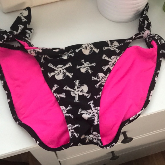 Skull string bikini - Picture 2 of 2